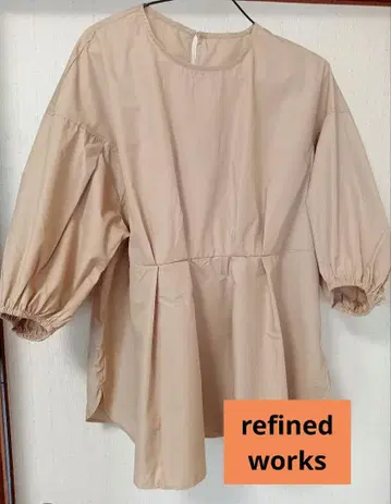 refined works 베이지 상의 5부 소매