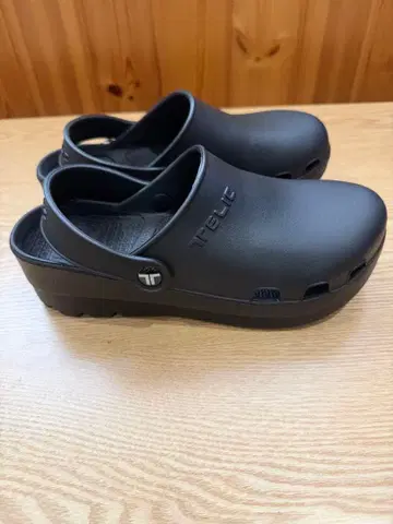 TELIC 블랙 클로그 샌들
