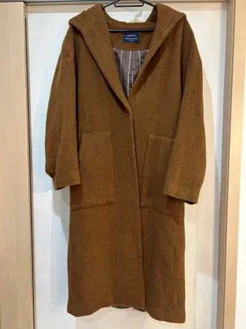 브라운 후드 부착 롱 코트
