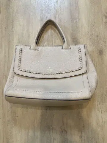 kate spade 베이지 가죽 핸드백 스티치 포함