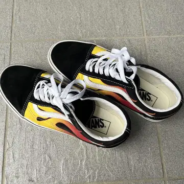VANS 프레임 디자인 스니커즈