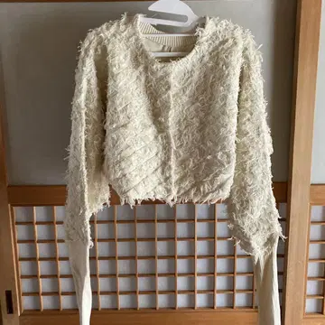 KBF 프린지 아이보리 긴팔 가디건