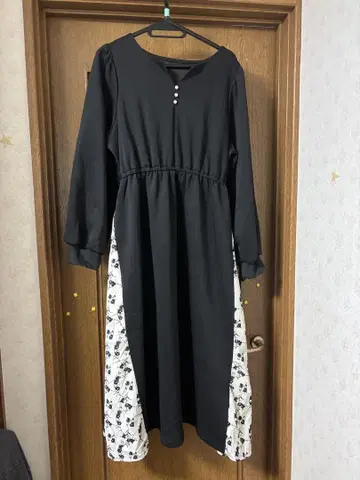 캐주얼 원피스 블랙과 화이트 꽃무늬