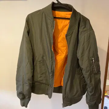 올리브색 봄버 자켓
