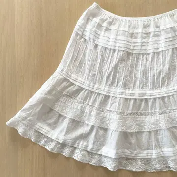 화이트 레이스 플레어 스커트