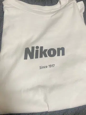 Nikon 로고 프린트 화이트 T셔츠