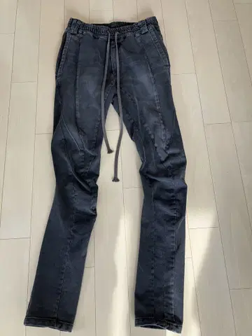 A.F ARTEFACT 데미지 블랙 데님