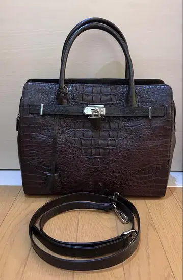 [ 미사용, 새상품급 ] 고급스러움이 느껴지는 악어 엠보싱 2way 백