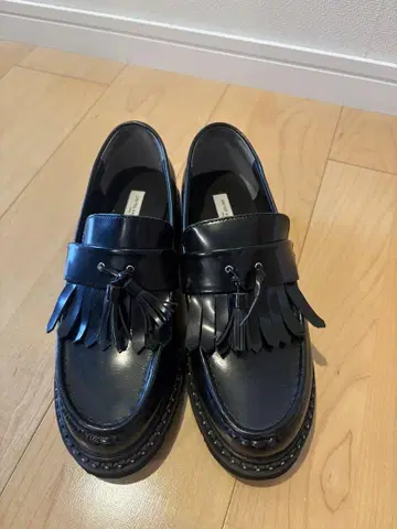 프린지 장식 블랙 로퍼 통굽 밑창
