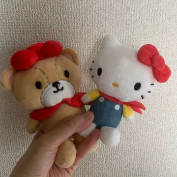 헬로키티와 곰 봉제 인형