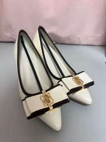 [ 새상품 미사용 ] 화이트 스틸레토 펌프스 22.5cm