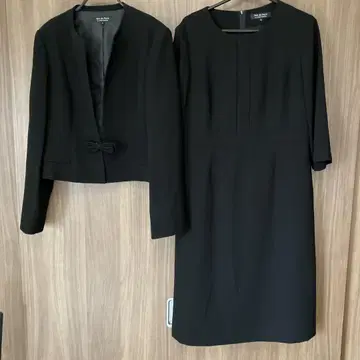 블랙 원피스 수트 (리본 포함)