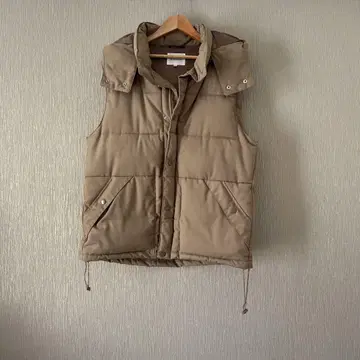 베이지 후드 부착 다운 베스트