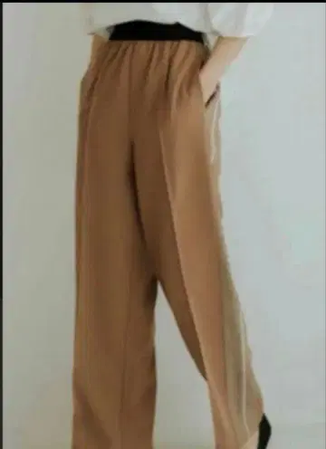 [ 새상품급 ] ELLIE 사이드 절개 라인 와이드 팬츠 카멜 M