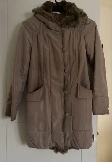 퍼 카라 부착 베이지 다운 자켓