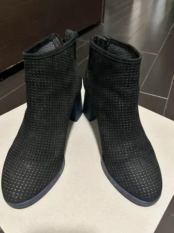 CAMPER(캠퍼) 블랙 메쉬 부츠