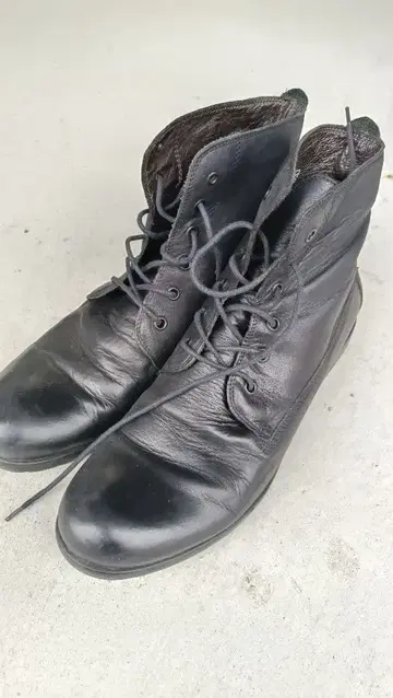 블랙 가죽 하이컷 부츠