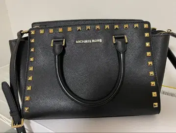 MICHAEL KORS 스터드 숄더백