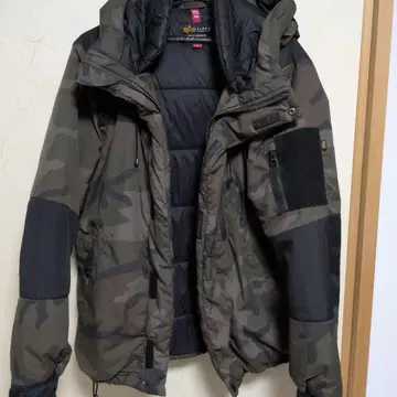 카모플라쥬 후드 부착 다운 자켓