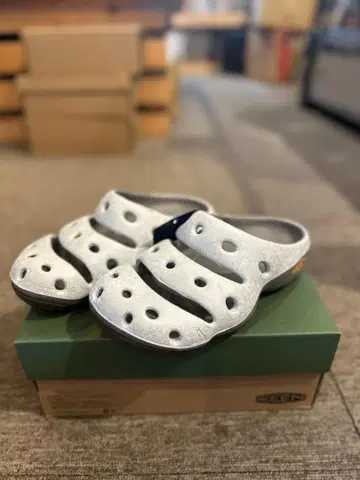 킨 KEEN HAWAII FLOWERS SILVER 25cn 새상품