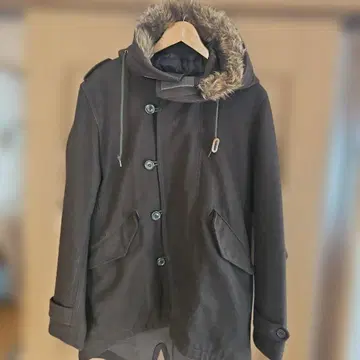 다크 브라운 퍼 달린 모즈 코트