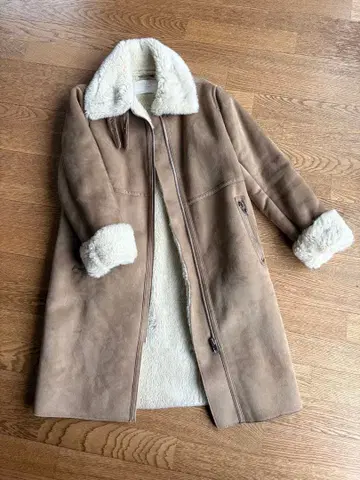 ZARA 무스탕 코트