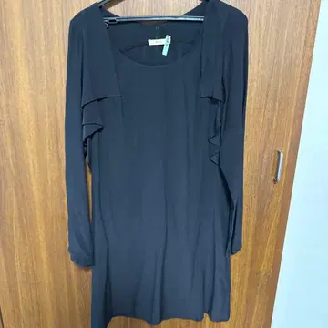 프릴 디자인 블랙 긴팔 원피스