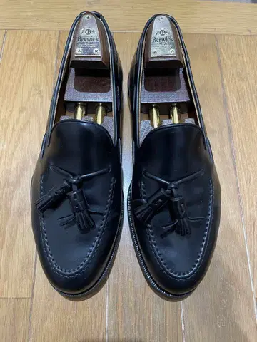 Berwick 1707 블랙 태슬 로퍼 코도반