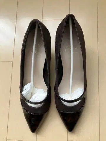 다크 브라운 스웨이드 에나멜 하이힐