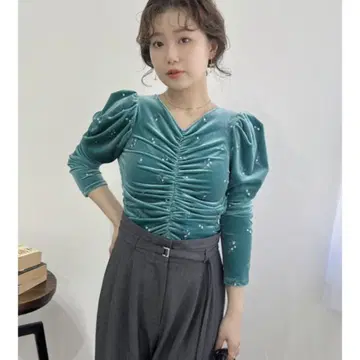 릴리 브라운 플라워 자수 개더 벨로아 상의