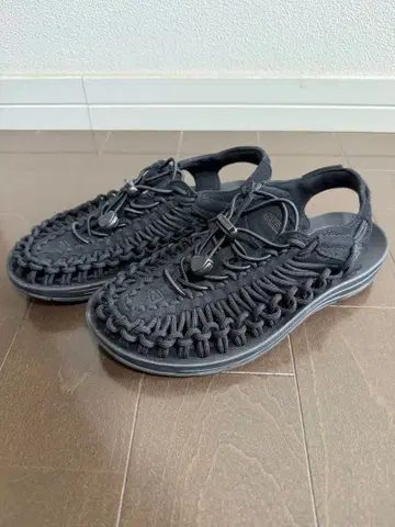 새상품급 KEEN UNEEK 스포츠 샌들 블랙 23.0cm