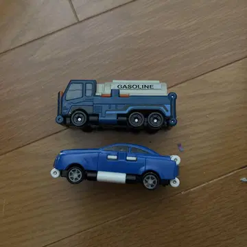 가솔린 탱크 차량과 승용차 세트