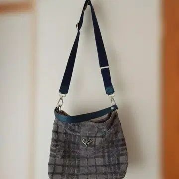 체크 무늬 숄더백