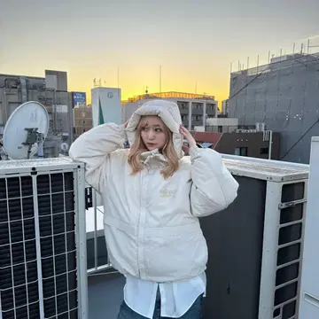 9090 스페이스 로고 후디드 다운 재킷