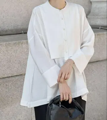 비어즐리 버튼 포함 라운드넥 셔츠 (화이트 그레이)