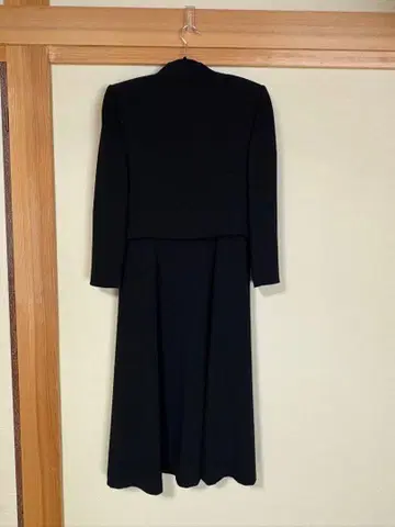 블랙 카라 부착 원피스 수트