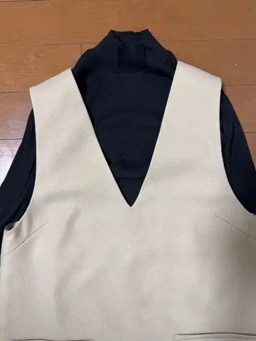 투모로우랜드 V넥 오버롤 스커트