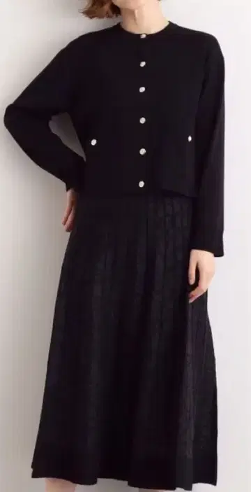 블랙 가디건과 스커트 세트 펌프스 포함
