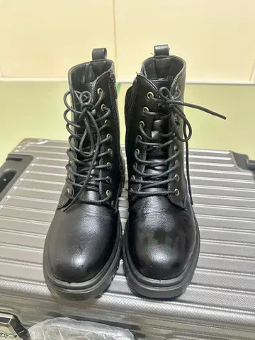 블랙 레이스업 부츠 사이드 지퍼 부착