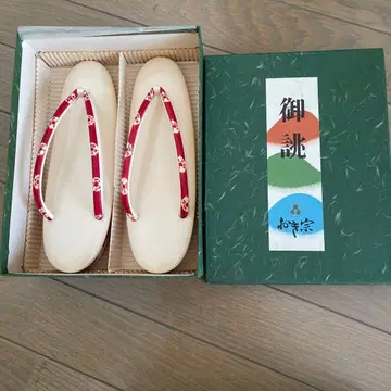 새상품 오키소우 조리 화이트와 빨간색 꽃무늬 하나오
