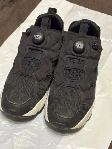 insta Pump 블랙 스니커즈