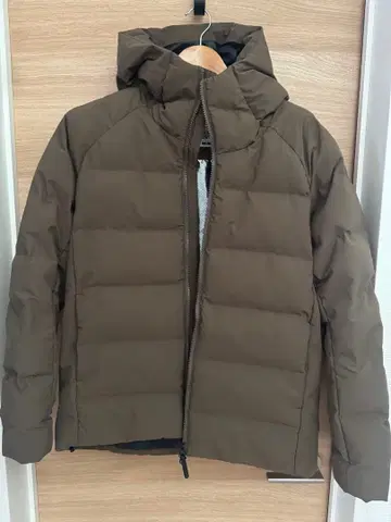 브라운 후드 부착 다운 자켓