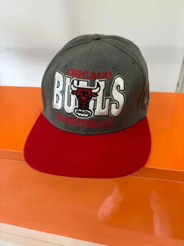 CHICAGO BULLS 캡 그레이/레드