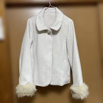 퍼 달린 화이트 자켓