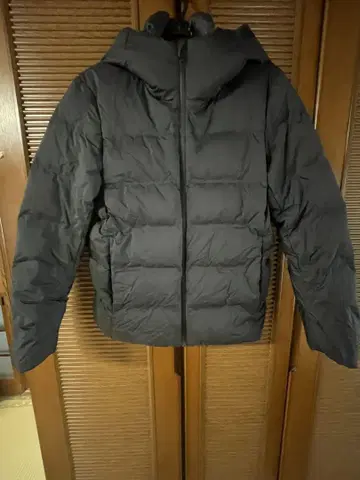 UNIQLO 블랙 심리스 다운 자켓