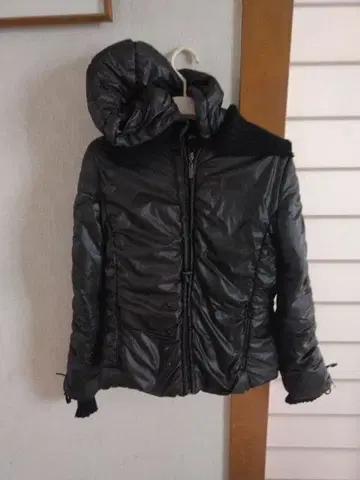 후드 부착 블랙 다운 자켓