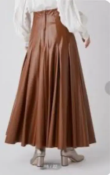 프레이 아이디 인조 가죽 턱 플레어 스커트