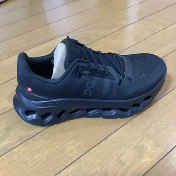 ON 블랙 스니커즈