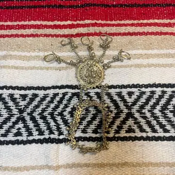 실버톤 손 모양 디자인 팔찌 아머링 비비안