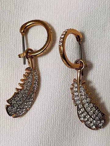 SWAROVSKI 페더 후프 귀걸이